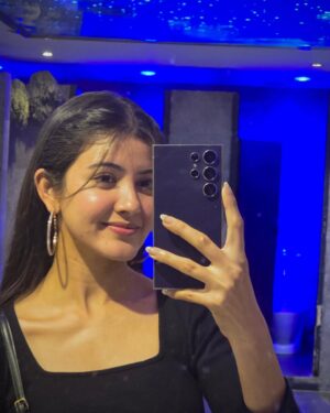Princy Khatiwada Instagram - Mirror mirror on the wall😉,
My #galaxys24ultra makes all my selfies shine above all!❤️

#samsung