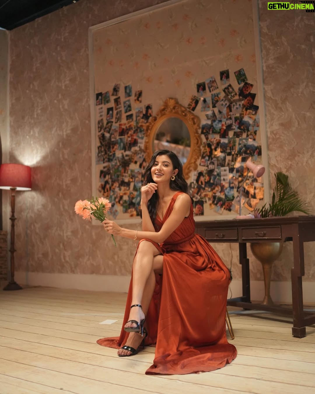 Princy Khatiwada - 78.3K Likes - Radiating elegance in every step🧡
.
.
📸 - @alex_pixels_ 
MUA- @passirajan 
Styled by- @kavyyyy_