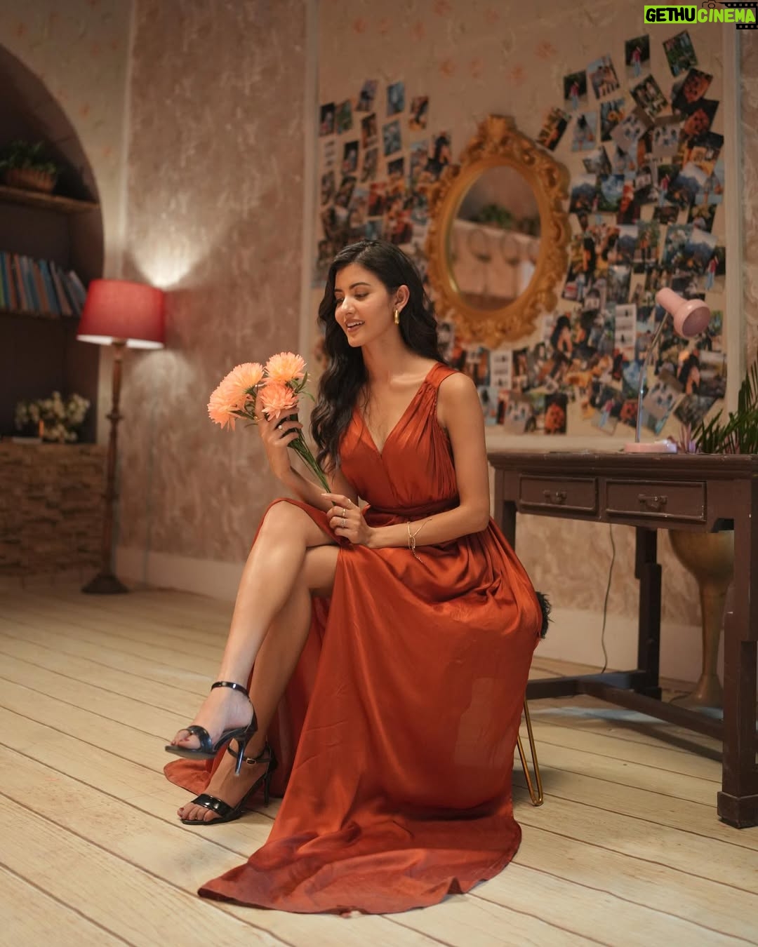 Princy Khatiwada - 78.3K Likes - Radiating elegance in every step🧡
.
.
📸 - @alex_pixels_ 
MUA- @passirajan 
Styled by- @kavyyyy_