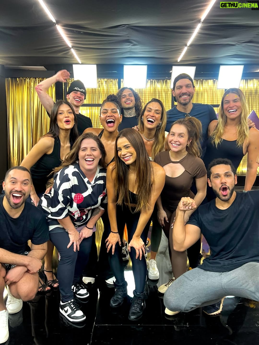 Priscila Fantin - 17K Likes - Muita emoção ao voltar ao CT do Dança dos Famosos! 
Coração acelerado, pernas tremendo e lágrimas rolando a cada abraço que eu passei 4 meses abraçando diariamente! 
Quanta coisa vivi aqui…! 
Momentos bastante intensos, mas que fazem o hoje ser só alegria, comemoração, diversão e amizade! 
Obrigada aos envolvidos! 
Estava com saudade de vocês! 
Levo todos com carinho no meu coração ♥️