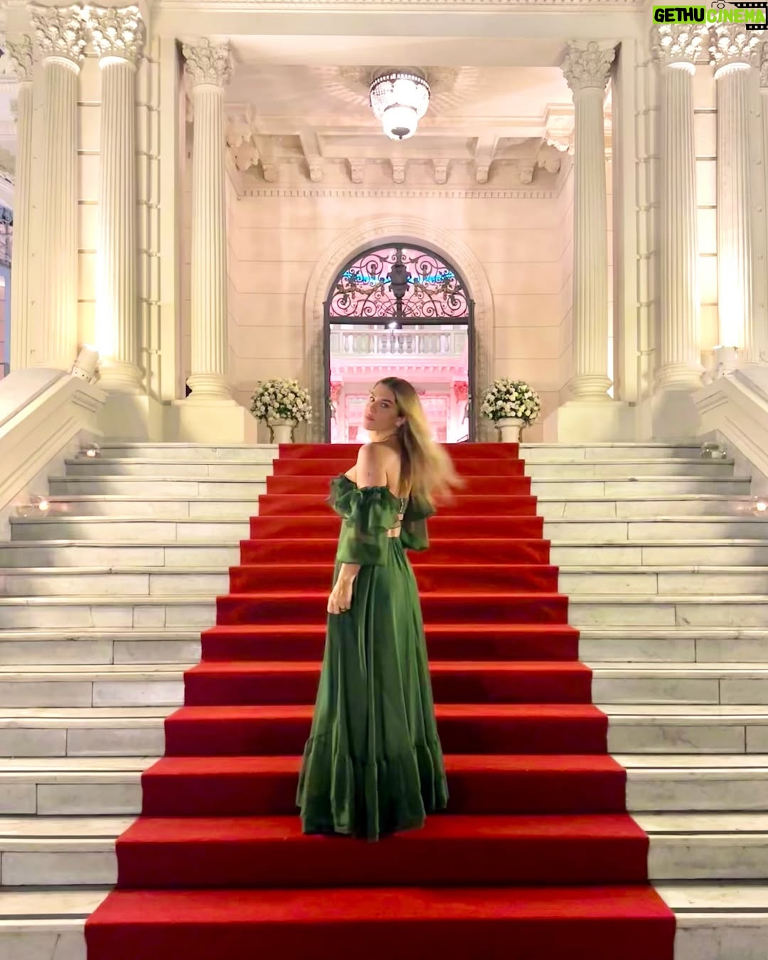 Priscila Fantin - 11.4K Likes - Foi uma noite linda!
Eu de @fabianamilazzo , meu marido estreando mais uma versão poderosa de si mesmo e nosso filho mega feliz no seu primeiro black tie! 
Um cenário cinematográfico, tudo bonito e delicioso, mas o que SEMPRE me emociona é presenciar a realização de um sonho! 
Momentos que guardaremos com carinho na nossa caixinha de memórias felizes! 🌱