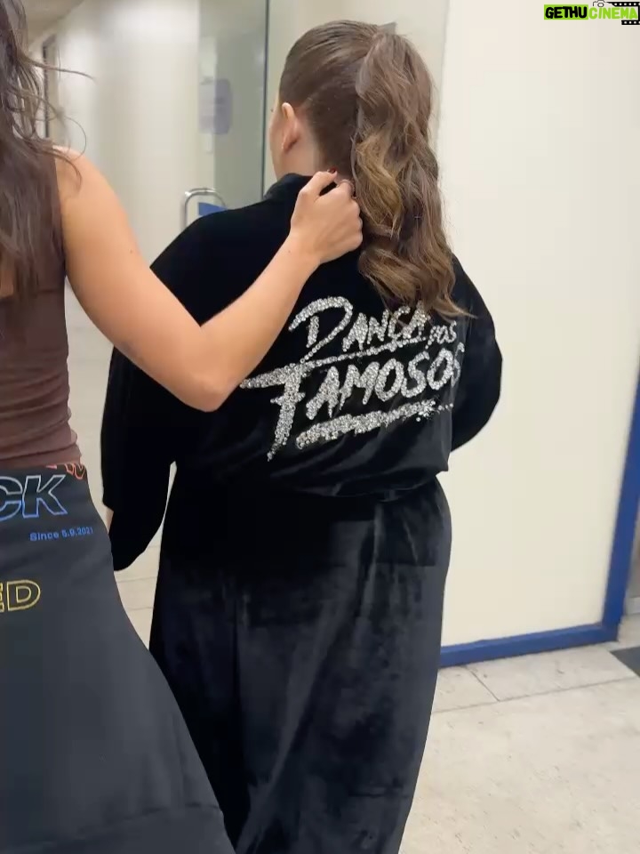 Priscila Fantin - 17K Likes - Muita emoção ao voltar ao CT do Dança dos Famosos! 
Coração acelerado, pernas tremendo e lágrimas rolando a cada abraço que eu passei 4 meses abraçando diariamente! 
Quanta coisa vivi aqui…! 
Momentos bastante intensos, mas que fazem o hoje ser só alegria, comemoração, diversão e amizade! 
Obrigada aos envolvidos! 
Estava com saudade de vocês! 
Levo todos com carinho no meu coração ♥️