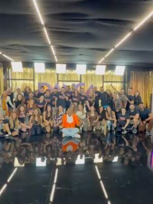 Priscila Fantin Instagram - Muita emoção ao voltar ao CT do Dança dos Famosos!
Coração acelerado, pernas tremendo e lÔgrimas rolando a cada abraço que eu passei 4 meses abraçando diariamente!
Quanta coisa vivi aquiā¦!
Momentos bastante intensos, mas que fazem o hoje ser só alegria, comemoração, diversão e amizade!
Obrigada aos envolvidos!
Estava com saudade de vocĆŖs!
Levo todos com carinho no meu coração ā„ļø