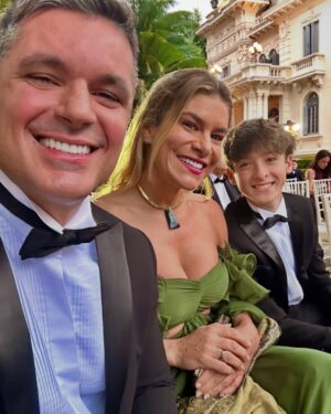 Priscila Fantin Instagram - Foi uma noite linda!
Eu de @fabianamilazzo , meu marido estreando mais uma versão poderosa de si mesmo e nosso filho mega feliz no seu primeiro black tie!
Um cenÔrio cinematogrÔfico, tudo bonito e delicioso, mas o que SEMPRE me emociona é presenciar a realização de um sonho!
Momentos que guardaremos com carinho na nossa caixinha de memórias felizes! š±
