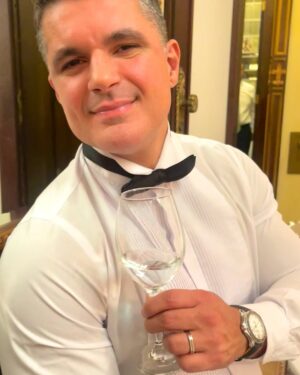 Priscila Fantin Instagram - Foi uma noite linda!
Eu de @fabianamilazzo , meu marido estreando mais uma versão poderosa de si mesmo e nosso filho mega feliz no seu primeiro black tie!
Um cenÔrio cinematogrÔfico, tudo bonito e delicioso, mas o que SEMPRE me emociona é presenciar a realização de um sonho!
Momentos que guardaremos com carinho na nossa caixinha de memórias felizes! š±