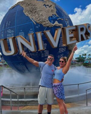 Priscila Fantin Instagram - Ontem foi dia de Universal Studios Island of Adventure com a facilitação da @wtto_turismo que organizou os tickets pra gente!
A gente ficou só com a parte da diversĆ£o mesmo! š„³
Descobri que a cerveja de manteiga não tem Ôlcool e experimentei pela primeira vez!
Exploramos o universo Minion e atĆ© pipoca de banana a gente comeu! š
Fomos nas montanhas russas mais radicais e o Loves nĆ£o passou mal! šš¼ (e agora nunca mais!)
Assistimos à parada dos filmes da Universal e ao show de projeção no castelo do Harry Potter.
Foram vivĆŖncias de alto impacto que farĆ£o parte das boas memórias!š„¹
šš¼ A World Travel Tour faz atendimento personalizado e pode cuidar de TUDO sobre sua viagem, pra qualquer lugar! Desde passagens aĆ©reas, transfer, hotĆ©is, check ins, passeios⦠o que vocĆŖ precisar!
Sou só elogios e agradecimentos! š