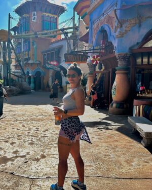 Priscila Fantin Instagram - Ontem foi dia de Universal Studios Island of Adventure com a facilitação da @wtto_turismo que organizou os tickets pra gente!
A gente ficou só com a parte da diversĆ£o mesmo! š„³
Descobri que a cerveja de manteiga não tem Ôlcool e experimentei pela primeira vez!
Exploramos o universo Minion e atĆ© pipoca de banana a gente comeu! š
Fomos nas montanhas russas mais radicais e o Loves nĆ£o passou mal! šš¼ (e agora nunca mais!)
Assistimos à parada dos filmes da Universal e ao show de projeção no castelo do Harry Potter.
Foram vivĆŖncias de alto impacto que farĆ£o parte das boas memórias!š„¹
šš¼ A World Travel Tour faz atendimento personalizado e pode cuidar de TUDO sobre sua viagem, pra qualquer lugar! Desde passagens aĆ©reas, transfer, hotĆ©is, check ins, passeios⦠o que vocĆŖ precisar!
Sou só elogios e agradecimentos! š