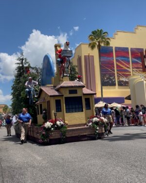 Priscila Fantin Instagram - Ontem foi dia de Universal Studios Island of Adventure com a facilitação da @wtto_turismo que organizou os tickets pra gente!
A gente ficou só com a parte da diversĆ£o mesmo! š„³
Descobri que a cerveja de manteiga não tem Ôlcool e experimentei pela primeira vez!
Exploramos o universo Minion e atĆ© pipoca de banana a gente comeu! š
Fomos nas montanhas russas mais radicais e o Loves nĆ£o passou mal! šš¼ (e agora nunca mais!)
Assistimos à parada dos filmes da Universal e ao show de projeção no castelo do Harry Potter.
Foram vivĆŖncias de alto impacto que farĆ£o parte das boas memórias!š„¹
šš¼ A World Travel Tour faz atendimento personalizado e pode cuidar de TUDO sobre sua viagem, pra qualquer lugar! Desde passagens aĆ©reas, transfer, hotĆ©is, check ins, passeios⦠o que vocĆŖ precisar!
Sou só elogios e agradecimentos! š