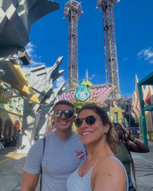 Priscila Fantin Instagram - Ontem foi dia de Universal Studios Island of Adventure com a facilitação da @wtto_turismo que organizou os tickets pra gente!
A gente ficou só com a parte da diversĆ£o mesmo! š„³
Descobri que a cerveja de manteiga não tem Ôlcool e experimentei pela primeira vez!
Exploramos o universo Minion e atĆ© pipoca de banana a gente comeu! š
Fomos nas montanhas russas mais radicais e o Loves nĆ£o passou mal! šš¼ (e agora nunca mais!)
Assistimos à parada dos filmes da Universal e ao show de projeção no castelo do Harry Potter.
Foram vivĆŖncias de alto impacto que farĆ£o parte das boas memórias!š„¹
šš¼ A World Travel Tour faz atendimento personalizado e pode cuidar de TUDO sobre sua viagem, pra qualquer lugar! Desde passagens aĆ©reas, transfer, hotĆ©is, check ins, passeios⦠o que vocĆŖ precisar!
Sou só elogios e agradecimentos! š