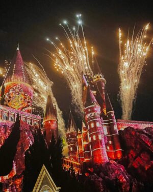 Priscila Fantin Instagram - Ontem foi dia de Universal Studios Island of Adventure com a facilitação da @wtto_turismo que organizou os tickets pra gente!
A gente ficou só com a parte da diversĆ£o mesmo! š„³
Descobri que a cerveja de manteiga não tem Ôlcool e experimentei pela primeira vez!
Exploramos o universo Minion e atĆ© pipoca de banana a gente comeu! š
Fomos nas montanhas russas mais radicais e o Loves nĆ£o passou mal! šš¼ (e agora nunca mais!)
Assistimos à parada dos filmes da Universal e ao show de projeção no castelo do Harry Potter.
Foram vivĆŖncias de alto impacto que farĆ£o parte das boas memórias!š„¹
šš¼ A World Travel Tour faz atendimento personalizado e pode cuidar de TUDO sobre sua viagem, pra qualquer lugar! Desde passagens aĆ©reas, transfer, hotĆ©is, check ins, passeios⦠o que vocĆŖ precisar!
Sou só elogios e agradecimentos! š