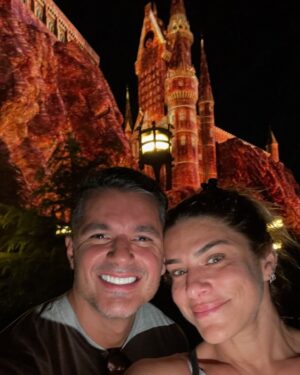 Priscila Fantin Instagram - Ontem foi dia de Universal Studios Island of Adventure com a facilitação da @wtto_turismo que organizou os tickets pra gente!
A gente ficou só com a parte da diversĆ£o mesmo! š„³
Descobri que a cerveja de manteiga não tem Ôlcool e experimentei pela primeira vez!
Exploramos o universo Minion e atĆ© pipoca de banana a gente comeu! š
Fomos nas montanhas russas mais radicais e o Loves nĆ£o passou mal! šš¼ (e agora nunca mais!)
Assistimos à parada dos filmes da Universal e ao show de projeção no castelo do Harry Potter.
Foram vivĆŖncias de alto impacto que farĆ£o parte das boas memórias!š„¹
šš¼ A World Travel Tour faz atendimento personalizado e pode cuidar de TUDO sobre sua viagem, pra qualquer lugar! Desde passagens aĆ©reas, transfer, hotĆ©is, check ins, passeios⦠o que vocĆŖ precisar!
Sou só elogios e agradecimentos! š