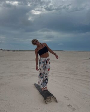 Priscila Fantin Instagram - Um pouco de tudo que vivemos nesses dois dias de passeios com a @atinslencoistur š§”
Quanta coisa linda vocĆŖs tem aqui no Parque Nacional dos Lençóis Maranhenses! Apaixonante e inesquecĆvel!
Um salve pros nossos guias Diego, Naim, Chico e PelƩ!
Obrigada @youcaantour por organizar nossa viagem com tanto carinho!š