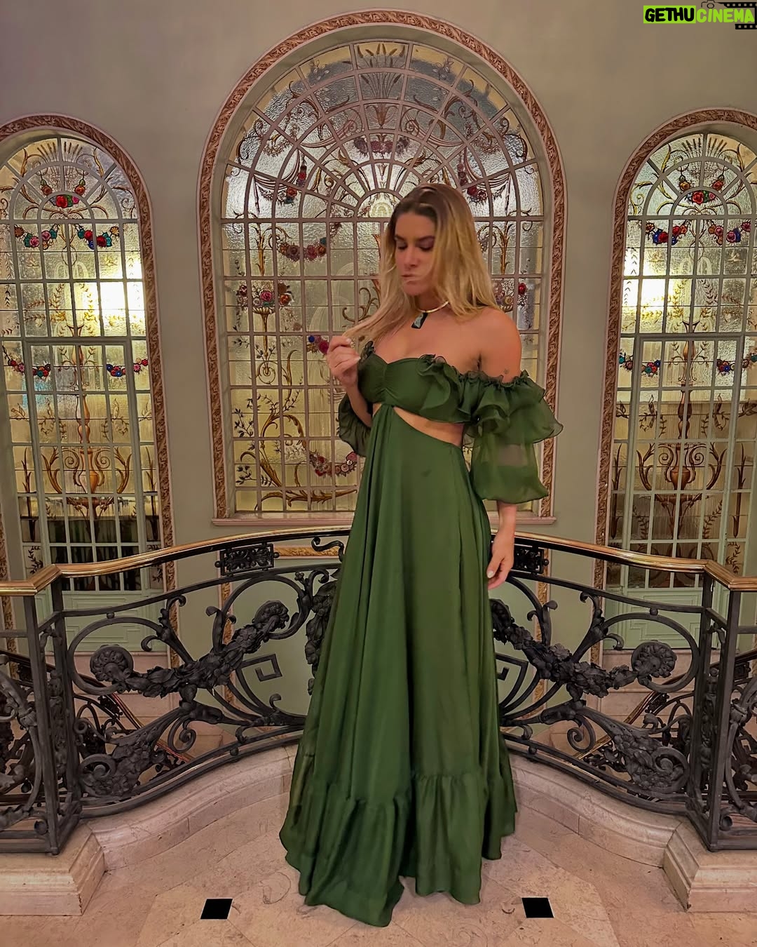 Priscila Fantin - 11.4K Likes - Foi uma noite linda!
Eu de @fabianamilazzo , meu marido estreando mais uma versão poderosa de si mesmo e nosso filho mega feliz no seu primeiro black tie! 
Um cenário cinematográfico, tudo bonito e delicioso, mas o que SEMPRE me emociona é presenciar a realização de um sonho! 
Momentos que guardaremos com carinho na nossa caixinha de memórias felizes! 🌱