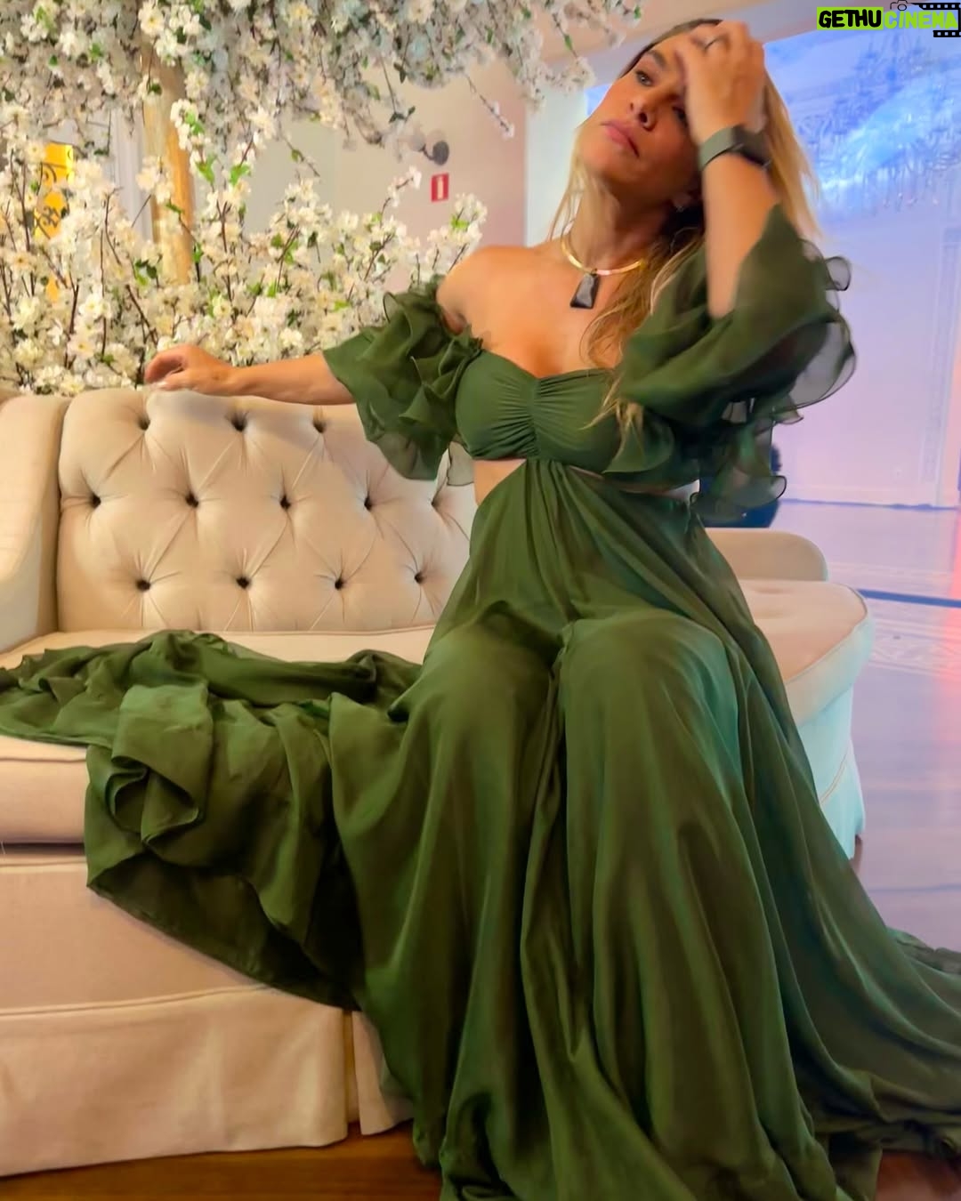 Priscila Fantin - 11.4K Likes - Foi uma noite linda!
Eu de @fabianamilazzo , meu marido estreando mais uma versão poderosa de si mesmo e nosso filho mega feliz no seu primeiro black tie! 
Um cenário cinematográfico, tudo bonito e delicioso, mas o que SEMPRE me emociona é presenciar a realização de um sonho! 
Momentos que guardaremos com carinho na nossa caixinha de memórias felizes! 🌱