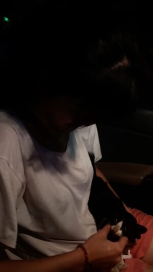 Prisia Nasution Instagram - Cat emergency rescue jam 12 malam 🤣 sepanjang jalan kita denger meong meong yang ga tau berasal dari mana, setelah 10 menit kepanikan akhirnya berhenti dipinggir jalan dan beneran fix ada kucing di mesin kolong mobil.  Dan cuma 1 orang yang tau cara dongkrak mobil yaitu Mba @prisia 🤣🤣

Beruntung banget masih banyak orang baik yang bantuin nolongin kucing nya, buat Bapak-Bapak dan Mas-Mas depan RS Fatmawati terima kasih banyak ya 🤍 dan semoga buat Mas nya yang tadi bantuin sambil lagi nungguin Papanya operasi Jantung, kita doain semoga Papa nya segera sehat kembali ☺️ Aamiin ✨ Boleh bantu Aamiin nya ya temen-temen ✨