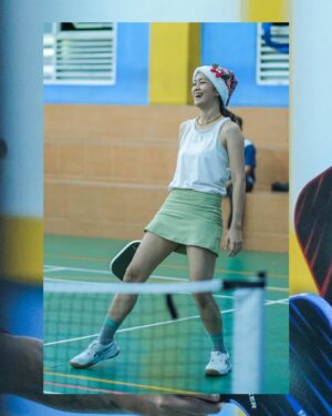 Prisia Nasution Instagram - my self love era: Christmas eve, i do what i like best… getting some sweat. what ever the sport is. this time,  its pockleball.. thanks to @kadallincah.pickleball community… starting as pickleball friends becoming my new family.. love it

also thanks to @gelanggang.jaksel for the festive court
and beautifully captured by @audityanggita