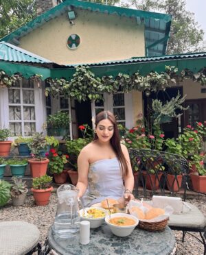 Priya Chaudhary Instagram - This is what my kind of perfect looks like. 🌅 
📍 @rosastays 
👗  @estiloropabyishita 
.
#MorningMagic #piihuofficial #piihufam