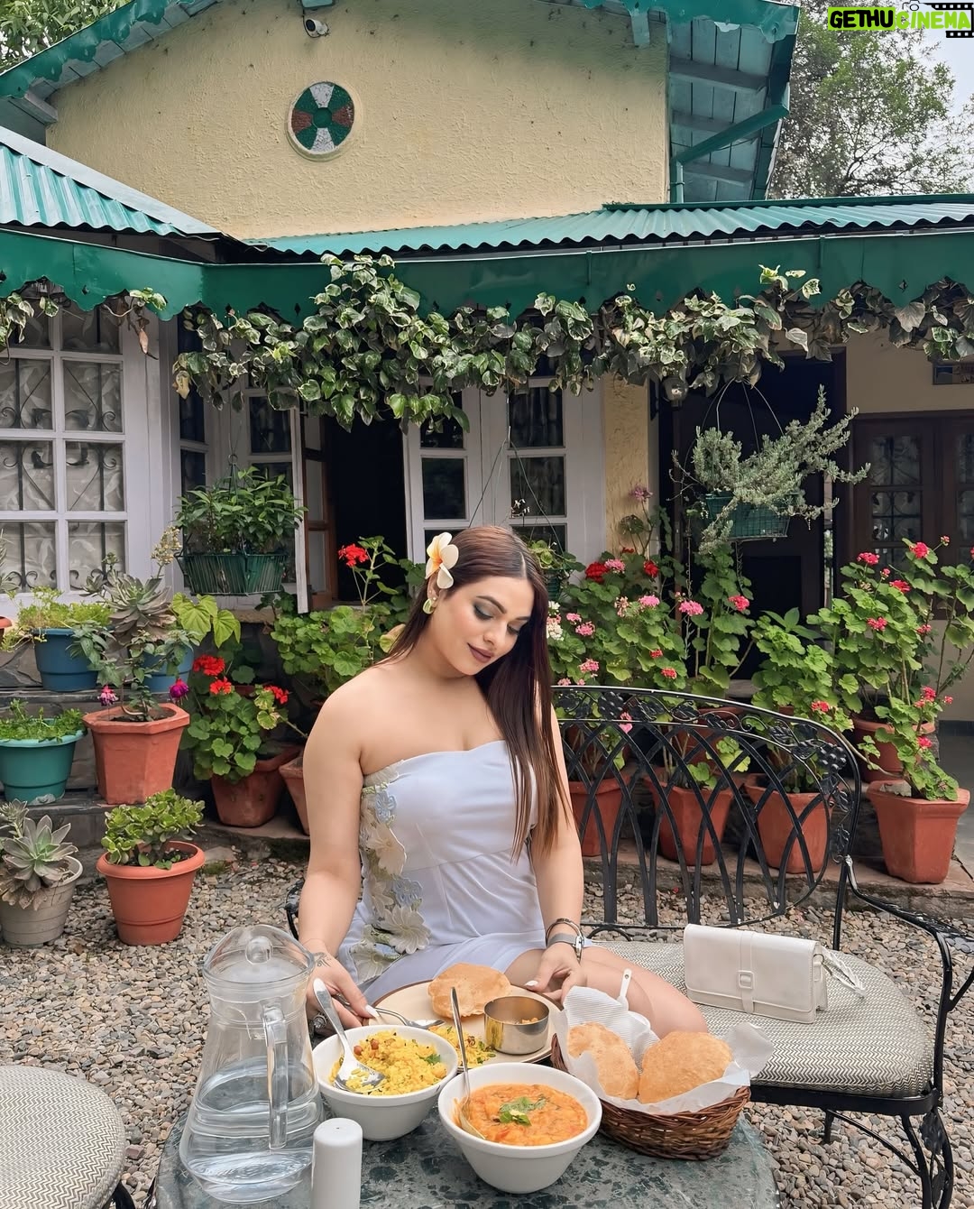 Priya Chaudhary - 30.4K Likes - This is what my kind of perfect looks like. 🌅 
📍 @rosastays 
👗  @estiloropabyishita 
.
#MorningMagic #piihuofficial #piihufam
