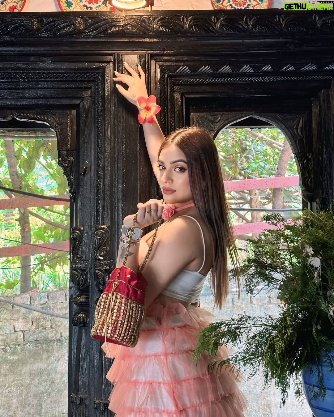 Priya Chaudhary - 30.7K Likes - 🤍💕
.
#outfit @estiloropabyishita 
.
#piihuofficial #piihufam