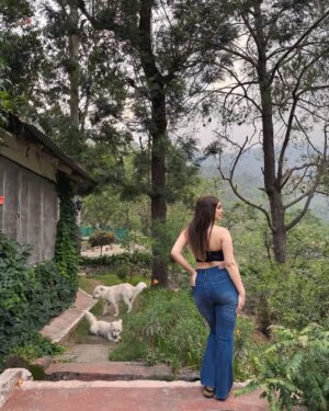 Priya Chaudhary Instagram - Some places feel like poetry 📖🏡
.
.
#piihuofficial #piihufam #rosastays #nanital