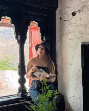 Priya Chaudhary Instagram - Some places feel like poetry 📖🏡
.
.
#piihuofficial #piihufam #rosastays #nanital