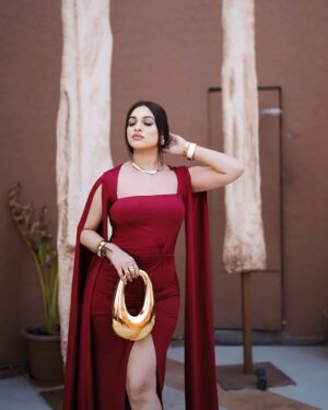 Priya Chaudhary Instagram - Regal in red ❤️

•
•
📍@peachnoida @brandinfluence.in 
#piihuofficial #piihufam