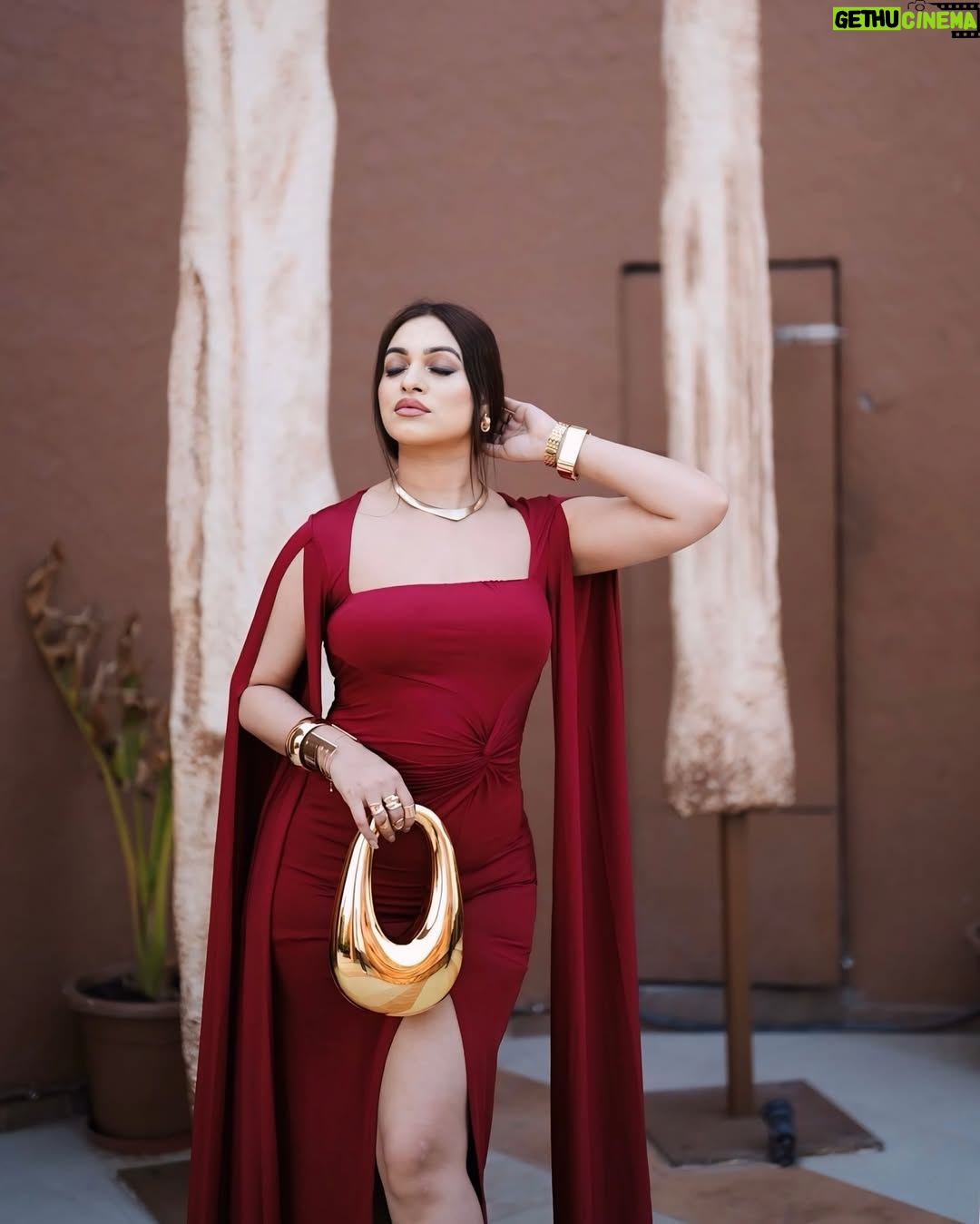 Priya Chaudhary - 30.3K Likes - Regal in red ❤️

•
•
📍@peachnoida @brandinfluence.in 
#piihuofficial #piihufam