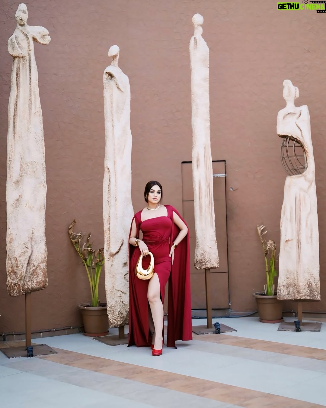 Priya Chaudhary - 30.3K Likes - Regal in red ❤️

•
•
📍@peachnoida @brandinfluence.in 
#piihuofficial #piihufam
