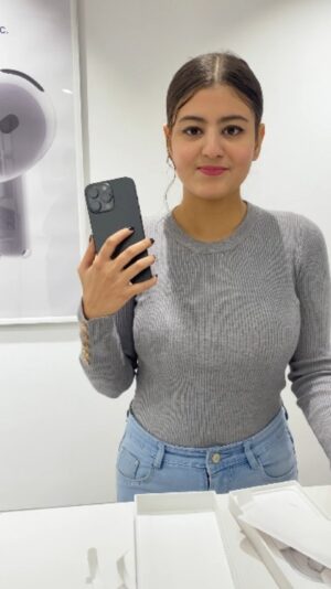 Priya Maggo Instagram - I Phone 16 Pro Max ❤️❤️
#reels #priyamaggo #iphone16promax #haryana #haryanvi #trendingreels #trending #trend