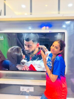 Priya Tiwari Instagram - š„ŗšš @priya_a08 @mr_sachin08
#viral #photographyš· #viratkohli #travelling #rcb