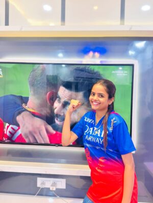 Priya Tiwari Instagram - š„ŗšš @priya_a08 @mr_sachin08
#viral #photographyš· #viratkohli #travelling #rcb