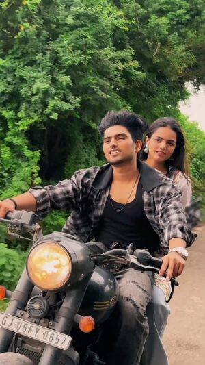 Priya Tiwari Instagram - Saiyaara ā¤ļøš„°š @priya_a08 @mr_sachin08
#viralvideos #instagram #reelsinstagram #explore #share #priyafammm #tranding #reelsvideo #viral #share #tag #mr_sachin08 #love #sad