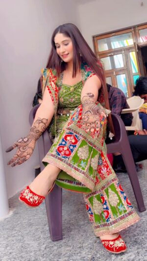 Priyanka Drall Instagram - koi nahi aarha 🙊🫢