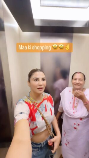Priyanka Tyagi Instagram - Maa ki Shopping 🛍️ 😇😇
& I love her ❤️❤️🦋
.
#priyankatyagi #relatable #minivlog #shopping