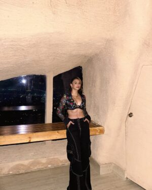 Priyanka Tyagi Instagram - It’s been a while hello 👋 😍😍 Night in mumbai with my favs 💋💋
@shreyamahajan27 @kshitijdholakia @bmohit_official @sagardholakia
.
.
#priyankatyagi #party #friendship