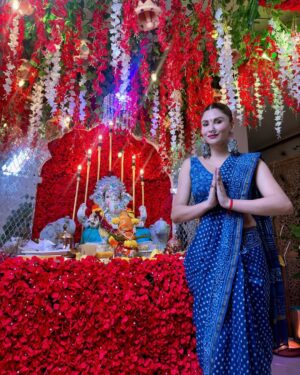 Priyanka Tyagi Instagram - वक्रतुंड महाकाय सूर्यकोटि समप्रभ:। निर्विघ्नं कुरु मे देव सर्वकार्येषु सर्वदा॥ मंगलकर्ता, विघ्नहर्ता भगवान श्री गणेश जी आप सभी की मनोकामनाएं पूर्ण करें।
🙏🙏
Saree @tilohri.india
Decoration - @singh13_terminator
@evenssion
.
#priyankatyagi #ganpatibappamorya