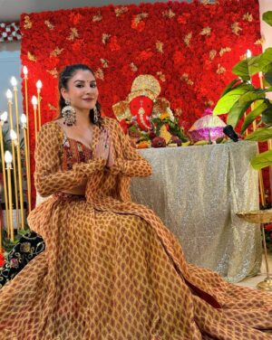 Priyanka Tyagi Instagram - मिलो मेरे सुंदर गन्नू जी से 😍😍
.
.
#ganpatibappamorya #priyankatyagi #festivalvibes