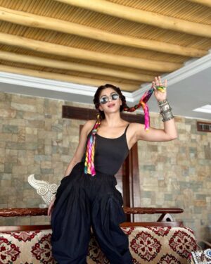 Priyanka Tyagi Instagram - Choti choti khushiyaan 🥳🥳
1 million on instagram
8 million on youtube 😘😘
.
#mood #celebrating #priyankatyagi #million