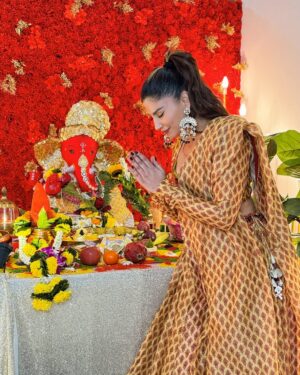 Priyanka Tyagi Instagram - मिलो मेरे सुंदर गन्नू जी से 😍😍
.
.
#ganpatibappamorya #priyankatyagi #festivalvibes