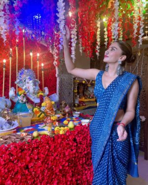 Priyanka Tyagi Instagram - वक्रतुंड महाकाय सूर्यकोटि समप्रभ:। निर्विघ्नं कुरु मे देव सर्वकार्येषु सर्वदा॥ मंगलकर्ता, विघ्नहर्ता भगवान श्री गणेश जी आप सभी की मनोकामनाएं पूर्ण करें।
🙏🙏
Saree @tilohri.india
Decoration - @singh13_terminator
@evenssion
.
#priyankatyagi #ganpatibappamorya