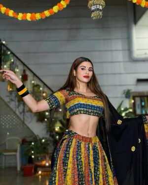 Priyanka Tyagi Instagram - सुख और समृद्धि आपके अंगना झिलमिलाए...दीपक अमन के चारों दिशाओं में जगमगाएं...खुशियां आपके द्वार पर आकर खुशी मनाएं...दिवाली पर्व की आपको ढेर सारी शुभकामनाएं !
Happy diwali 😘😘
.
#priyankkatyagi #happydiwali