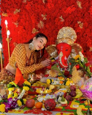 Priyanka Tyagi Instagram - मिलो मेरे सुंदर गन्नू जी से 😍😍
.
.
#ganpatibappamorya #priyankatyagi #festivalvibes