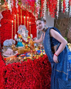 Priyanka Tyagi Instagram - वक्रतुंड महाकाय सूर्यकोटि समप्रभ:। निर्विघ्नं कुरु मे देव सर्वकार्येषु सर्वदा॥ मंगलकर्ता, विघ्नहर्ता भगवान श्री गणेश जी आप सभी की मनोकामनाएं पूर्ण करें।
🙏🙏
Saree @tilohri.india
Decoration - @singh13_terminator
@evenssion
.
#priyankatyagi #ganpatibappamorya