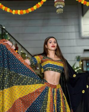 Priyanka Tyagi Instagram - सुख और समृद्धि आपके अंगना झिलमिलाए...दीपक अमन के चारों दिशाओं में जगमगाएं...खुशियां आपके द्वार पर आकर खुशी मनाएं...दिवाली पर्व की आपको ढेर सारी शुभकामनाएं !
Happy diwali 😘😘
.
#priyankkatyagi #happydiwali