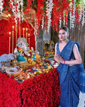 Priyanka Tyagi Instagram - वक्रतुंड महाकाय सूर्यकोटि समप्रभ:। निर्विघ्नं कुरु मे देव सर्वकार्येषु सर्वदा॥ मंगलकर्ता, विघ्नहर्ता भगवान श्री गणेश जी आप सभी की मनोकामनाएं पूर्ण करें।
🙏🙏
Saree @tilohri.india
Decoration - @singh13_terminator
@evenssion
.
#priyankatyagi #ganpatibappamorya