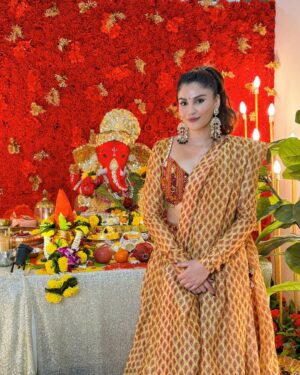Priyanka Tyagi Instagram - मिलो मेरे सुंदर गन्नू जी से 😍😍
.
.
#ganpatibappamorya #priyankatyagi #festivalvibes