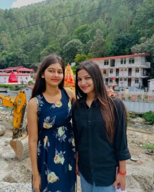 Priyanshi Pandey Instagram - Sab kuch sarkar tumhi se hai 🙏🏻❤️
@itskhushi_pandit @pandit_girl_242
#photo #jaishreeram #neemkarolibaba #nanital #jaibajrangbali #photoshoot