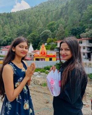 Priyanshi Pandey Instagram - Sab kuch sarkar tumhi se hai 🙏🏻❤️
@itskhushi_pandit @pandit_girl_242
#photo #jaishreeram #neemkarolibaba #nanital #jaibajrangbali #photoshoot