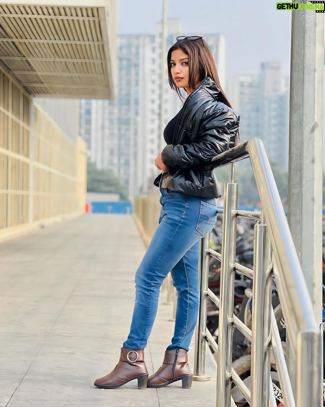 Priyanshi Pandey - 26K Likes - comment your fvr  place…❤️🔥 
@pandit_girl_242 #instagram #photo #photooftheday #photoeveryday #photographers #fyp #fitness #staysafe #healthyfood #viral 

Goggles from @hindopticalslko