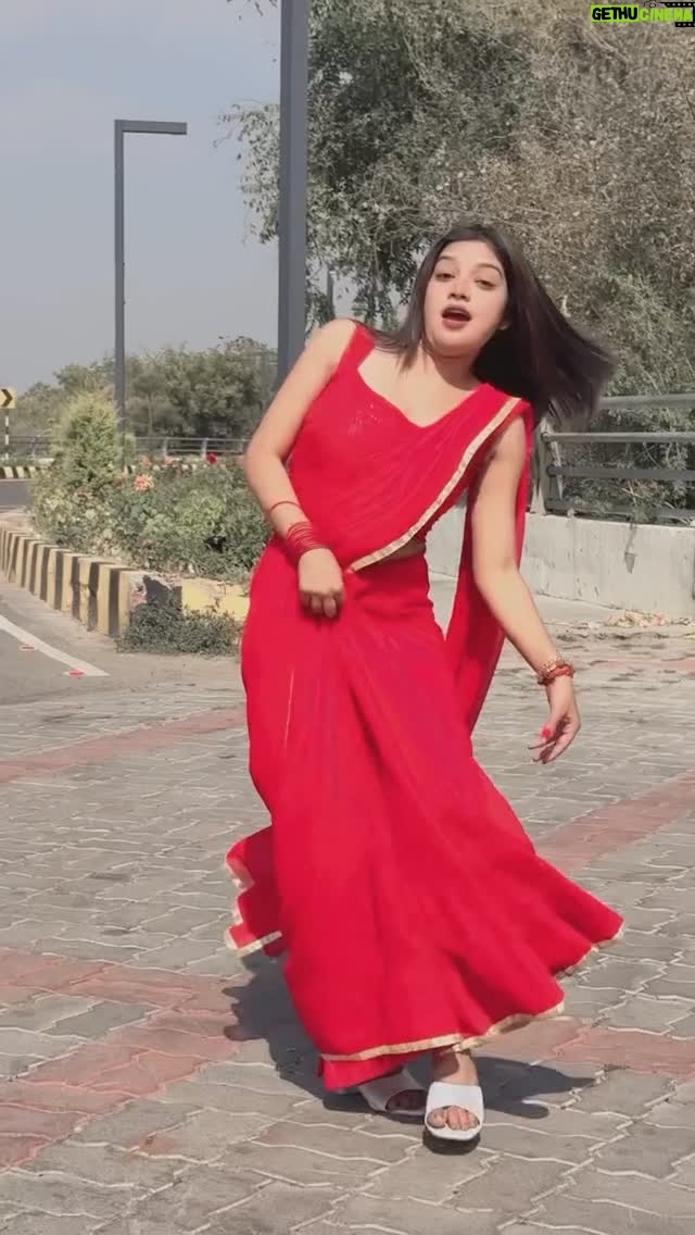 Priyanshi Pandey - 138K Likes - Na mila koi bhi tujhsa..🙈❤️ @pandit_girl_242 

#viral #trend #dance #dancers #saree #reelitfeelit #sareefashion